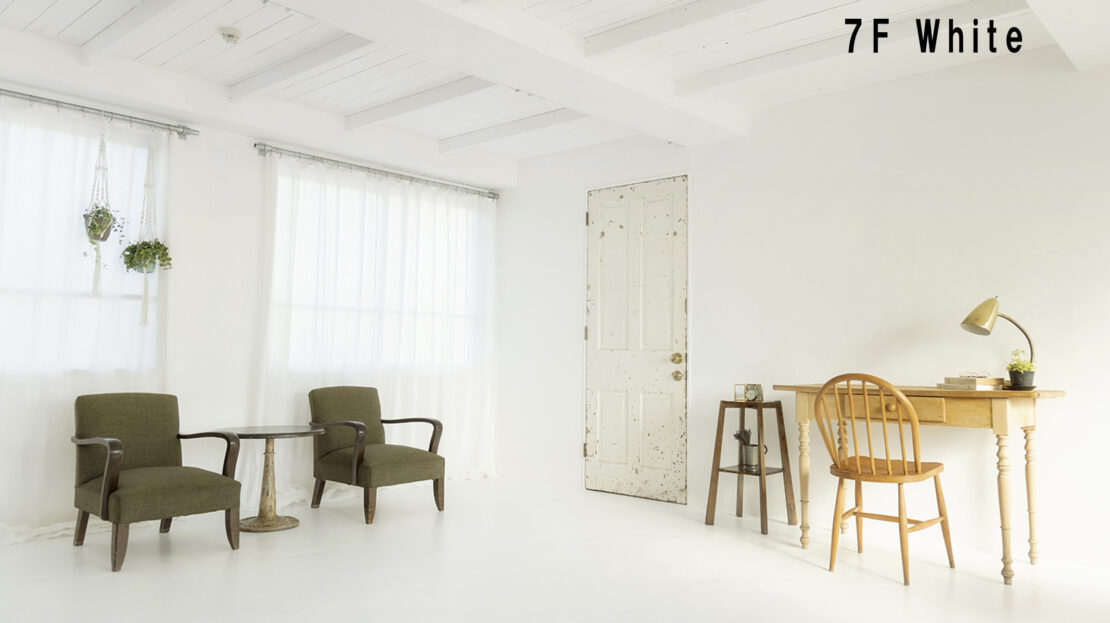 7F Studio シンプルな白い空間とアンティーク家具