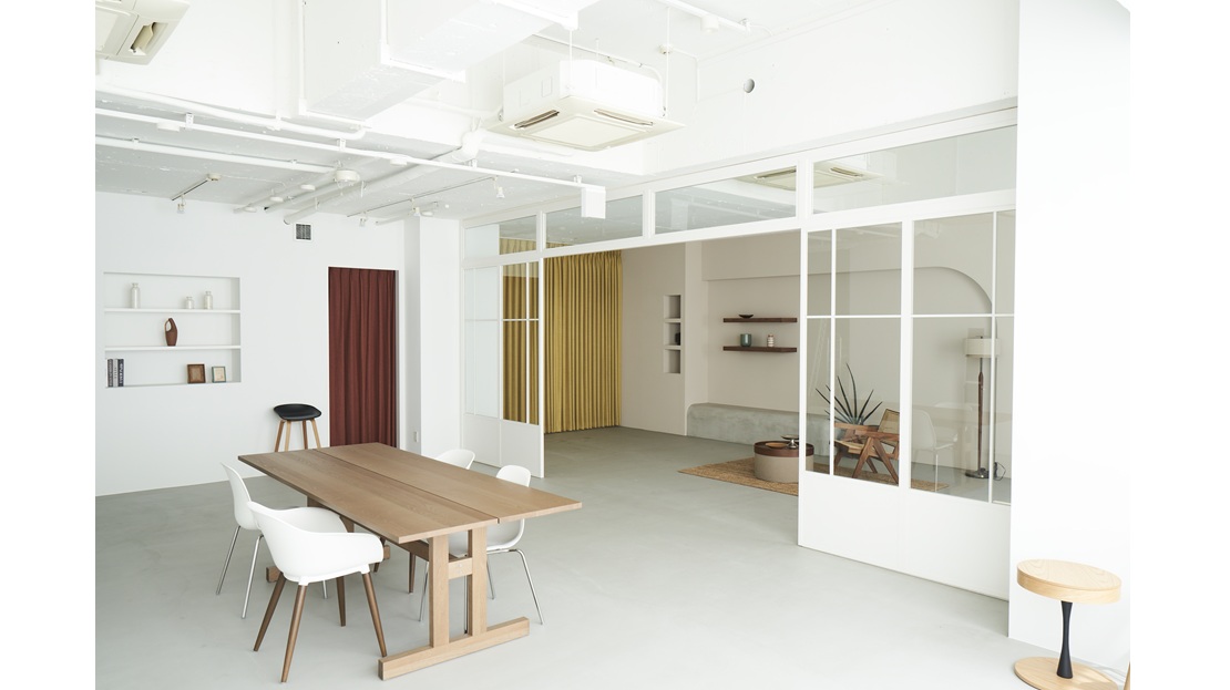 3.モルタル床の明るい空間