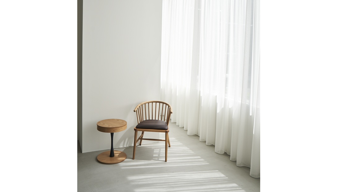 10.窓前でのやわらかな演出も